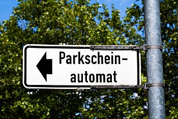 Wegweiser zum Parkscheinautomaten